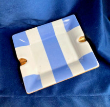 Vide-poche ou cendrier en porcelaine larges rayures bleu ciel et blanc, dorure