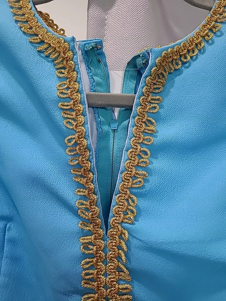 Elegante vestido vintage años 70 azul sin mangas con adornos dorados Foto 3 de 4