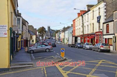 FOTO HAUPTSTRASSE FÜHRT IN DIE KIRCHENSTRASSE ENNISTYMON IM VORDERGRUND DIE S
