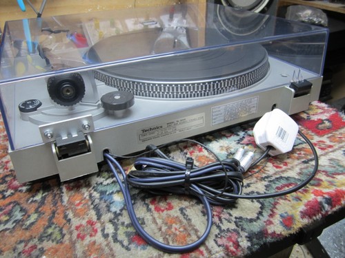 TECHNICS SL-3200 DIRECT DRIVE AUTO RETURN TURNTABLE - Picture 7 of 9