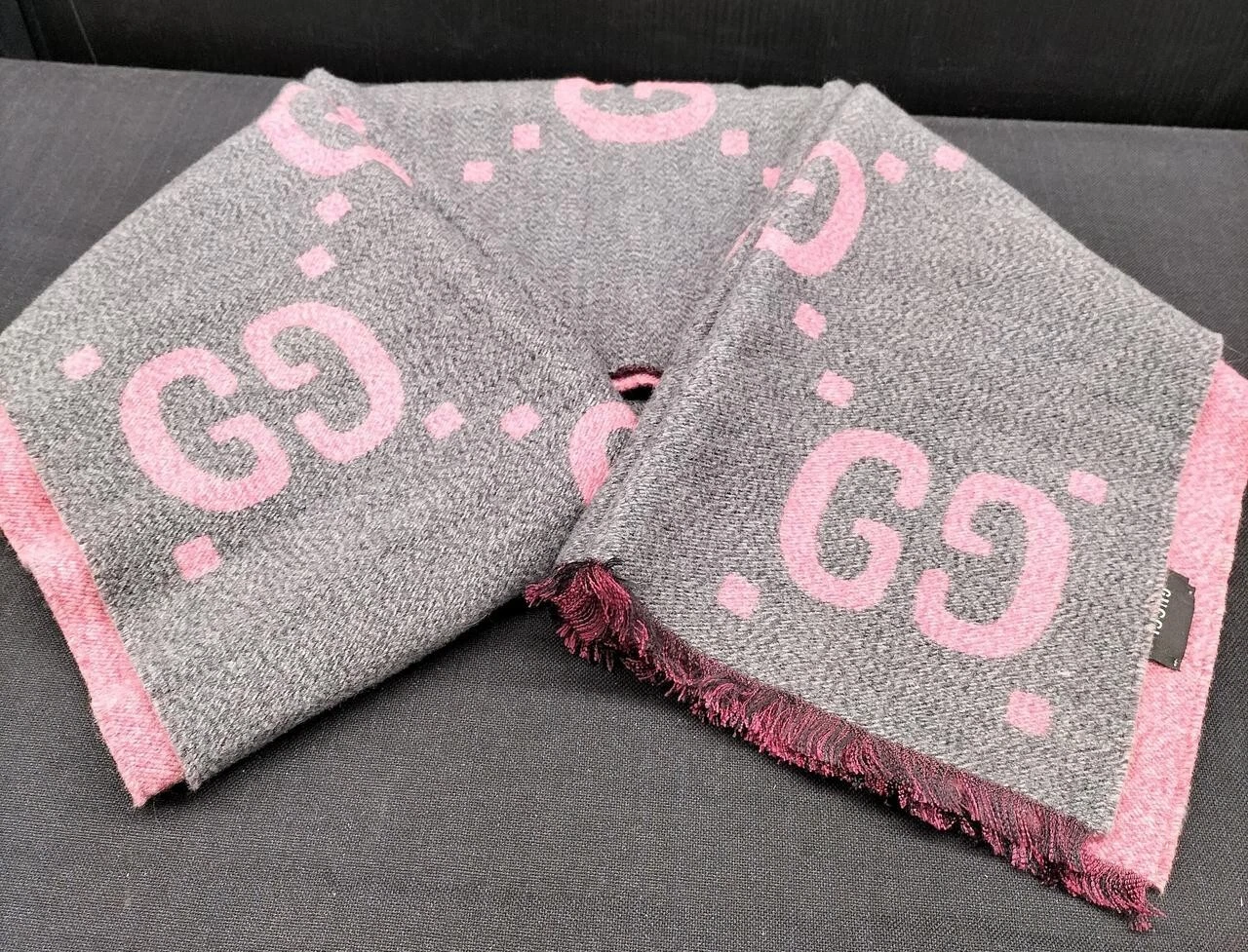Écharpe jacquard GUCCI 90 % laine 10 % gris/rose 37 x 190 cm BCCI