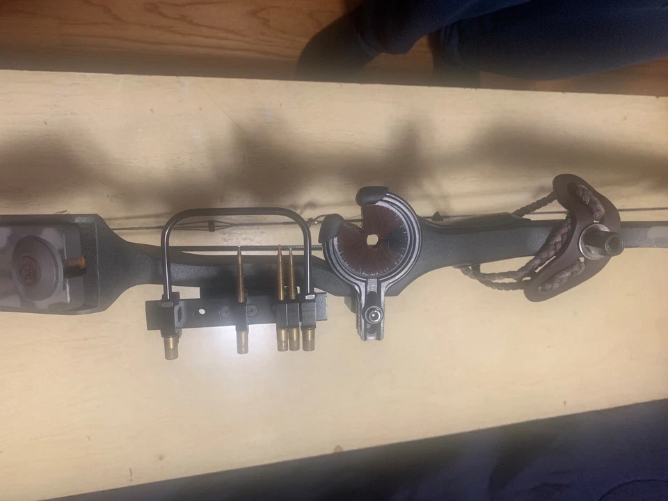 arco compuesto mano derecha 70lbs con flechas y puntas Foto 4 de 4