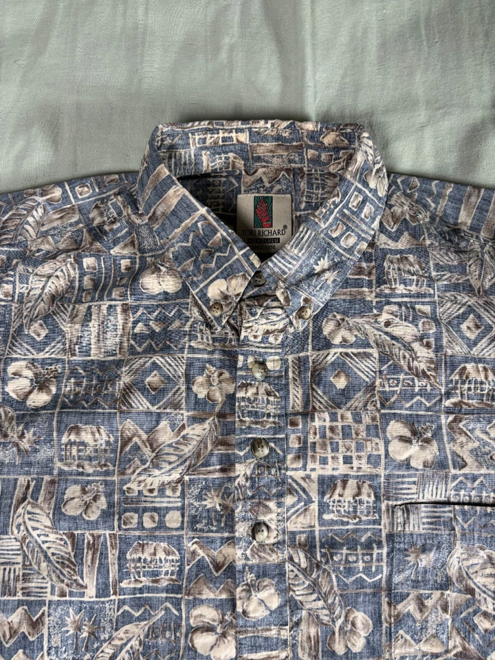 Camisa masculina floral cinza Tori Richard Honolulu tamanho XL com botões feita no Havaí - Imagem 2 de 4