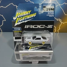 Johnny WHITE LIGHTNING 1989 Chevy Camaro Z28 IROC-Z White Gold Rims Storage Tin