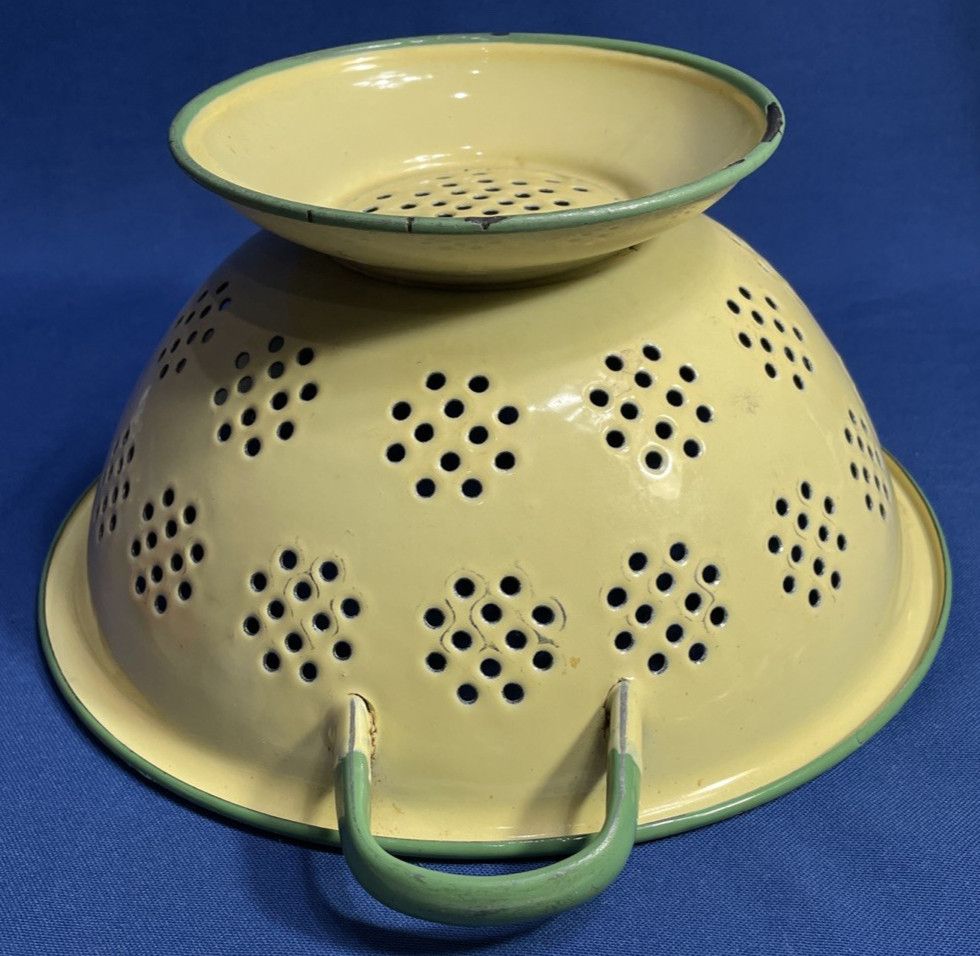 Vtg Yellow Enamelware Colander Strainer 11" Green Trim French /Country Farmhouse
