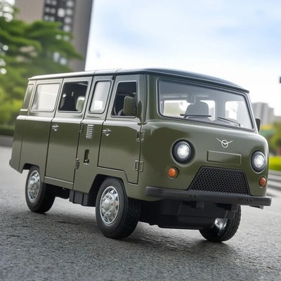 1:18 Russian UAZ TRAVELER BUS Alloy Diecast Car Model Sound Light Birthday Gift