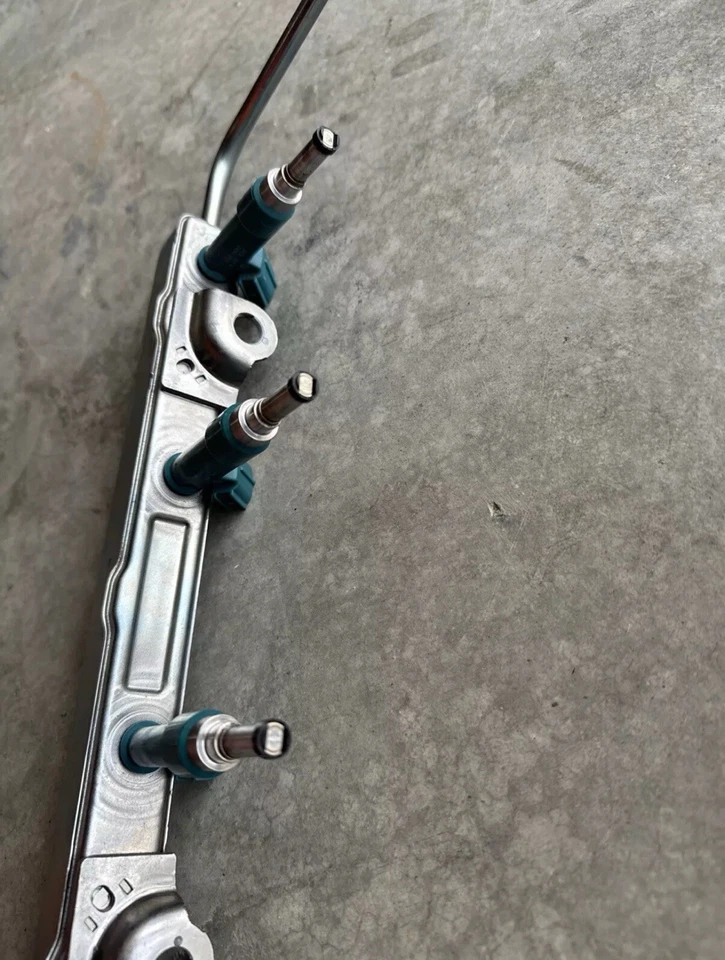 Оригинальная топливная рейка в сборе с форсунками TOYOTA PRIUS 10-15 годов выпуска - Изображение 4 из 4