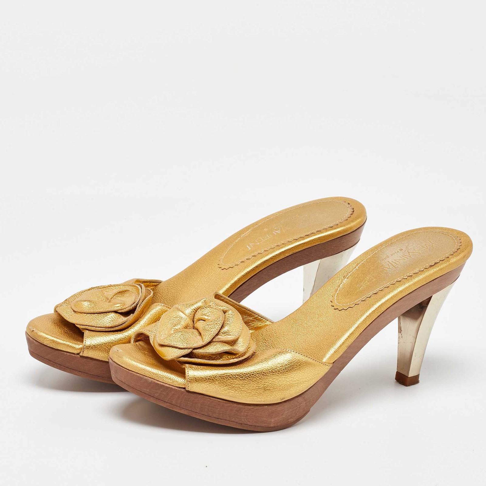 Sandali con plateau Yves Saint Laurent in pelle oro metallizzato Najda rosetta taglia 36
