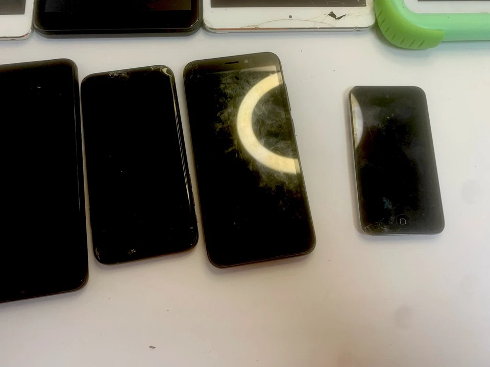 Lote de celulares, tabletas y iPod rotos Foto 3 de 4