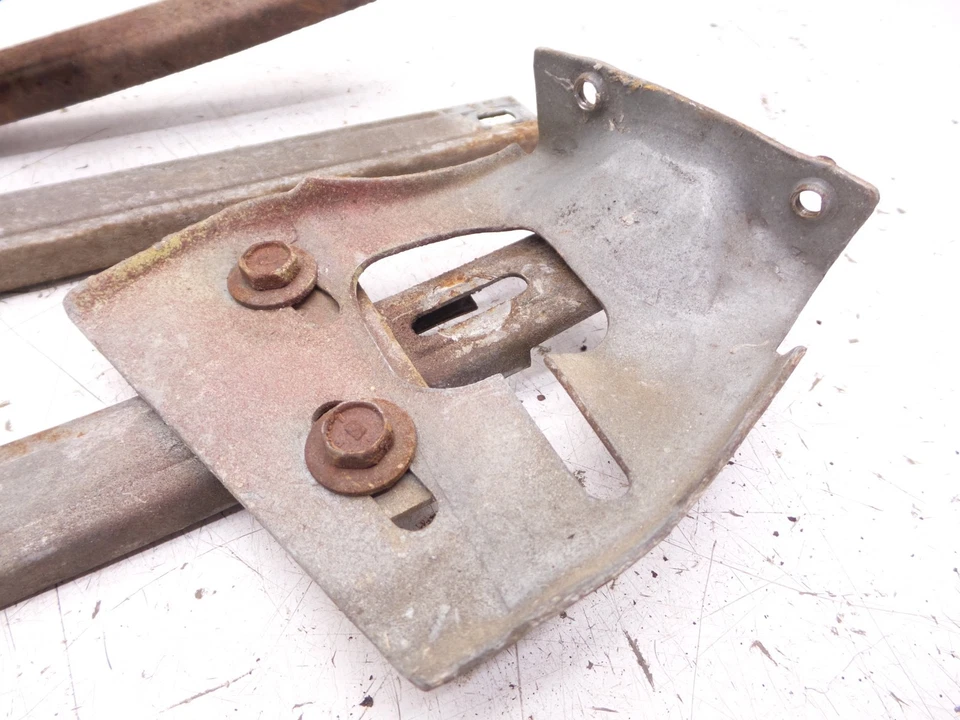 70-81 Camaro Firebird Passageiro Lateral Direito Janela Trilhos Pista Original GM - Imagem 3 de 4