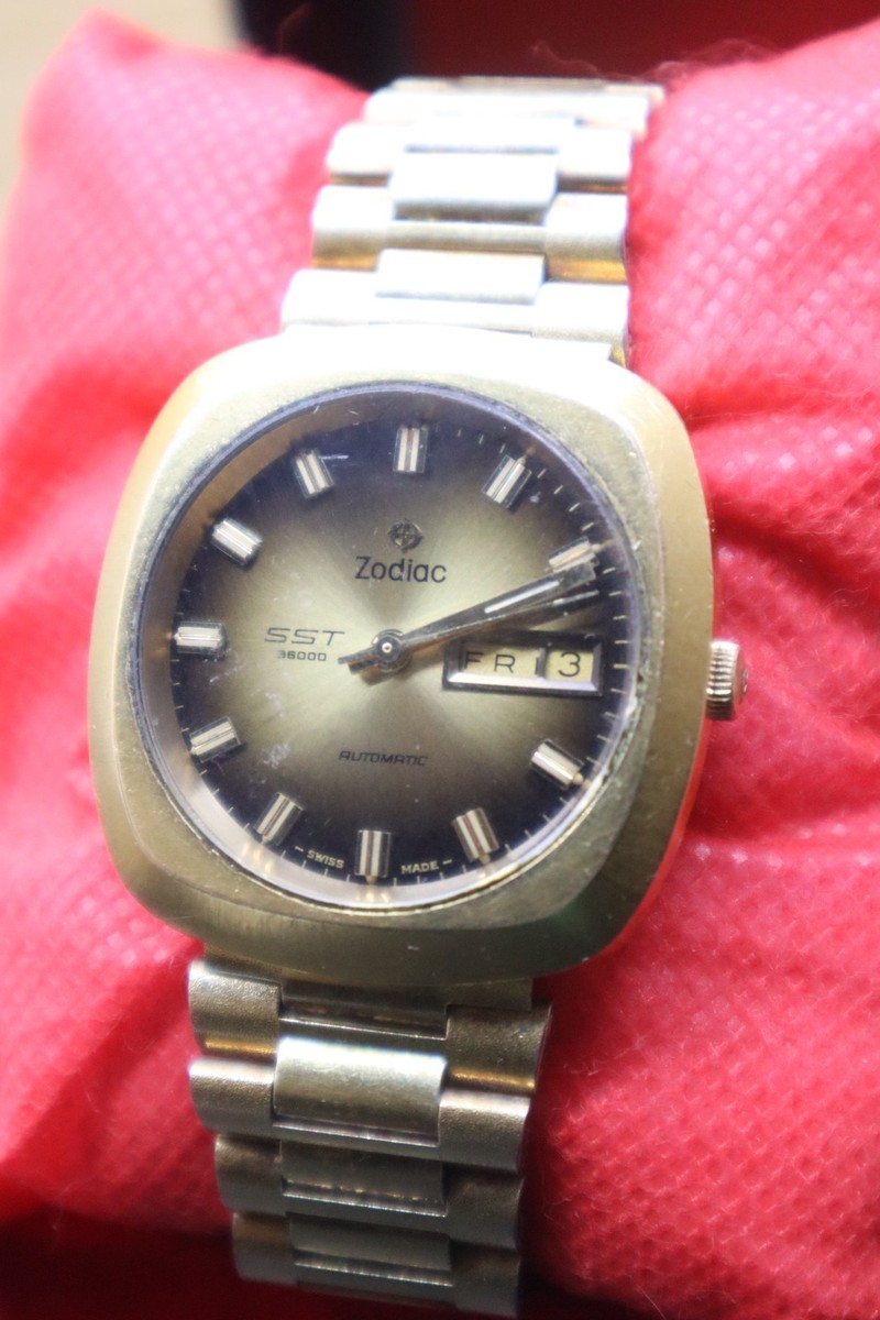 Vintage Zodiac SST 36000 Automatic Day Date Swiss Watch 1970s Gold