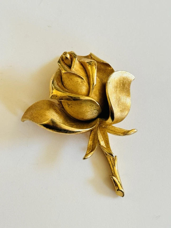 Винтажная брошь на булавке с розой Crown Trifari матовый золотистый редкий тернистый цветущий цветок - Изображение 2 из 4