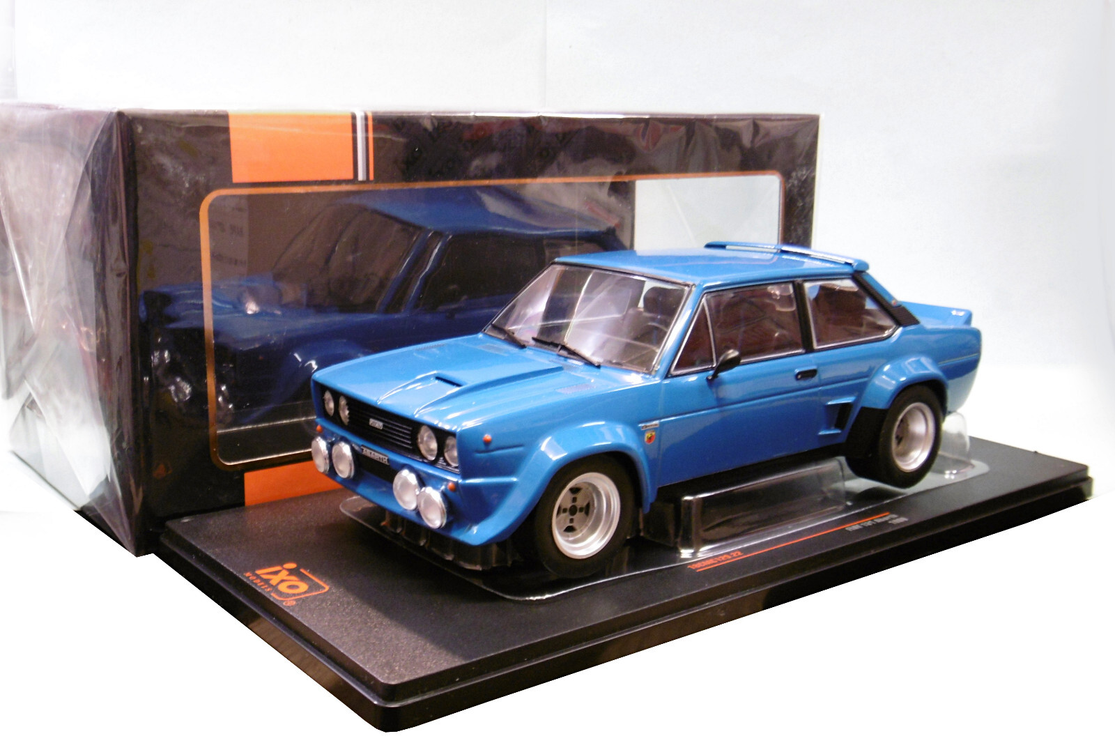 Modèle réduit FIAT 131 ABARTH 1980 bleu Ixo 18RMC129 échelle 1 18 voiture miniature métal diecast