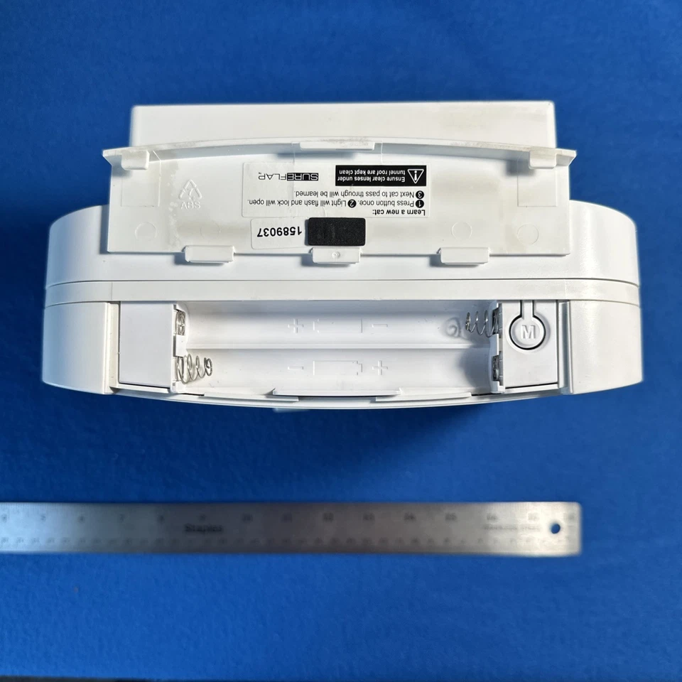 Puerta SureFlap Microchip Cat Flap Blanco Herrajes y Manual Incluido Foto 2 de 4
