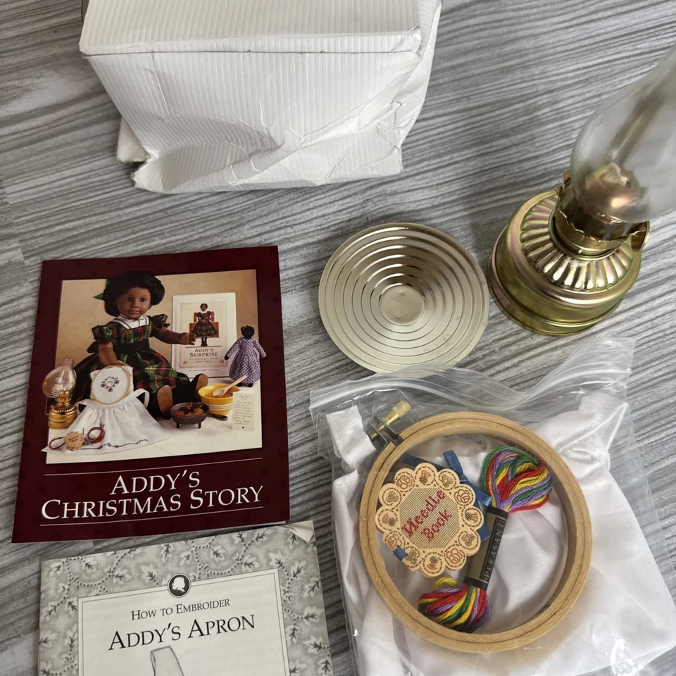 AMERICAN GIRL Retirado Addy ACAG Kit de Aguja Delantal Aro Y Linterna de Queroseno Foto 4 de 4