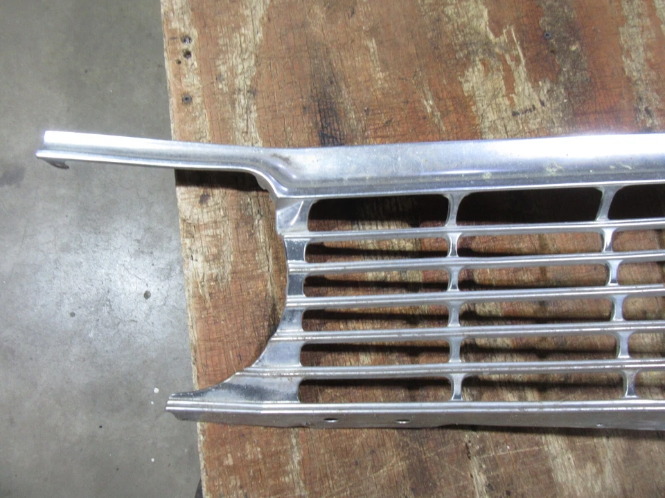 1966 Chevrolet Impala Belair Biscayne original front grille trim molding insert - Imagem 2 de 4