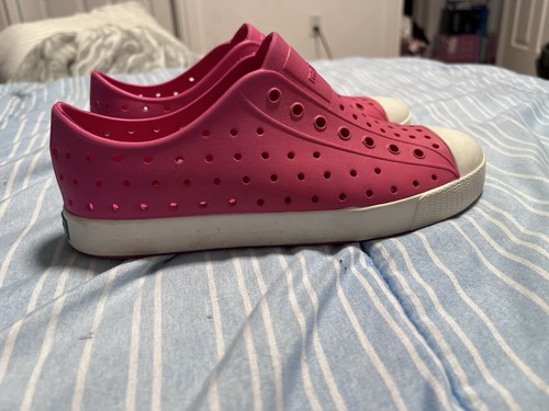 Native Shoes Hot Pink And White. Size J3. VGUC Boys/girls - Picture 2 of 4