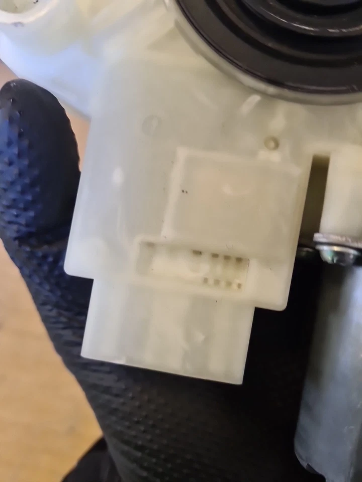 Seat Toledo MK4 2018 1,6 TDI ventana motor lado del conductor delantero 6V2959802B Foto 4 de 4