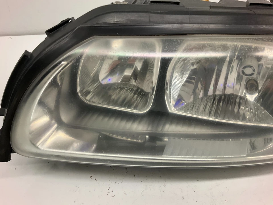 Farol de halogênio esquerdo Volvo S60 V70 05-09 31276807 - Imagem 2 de 4