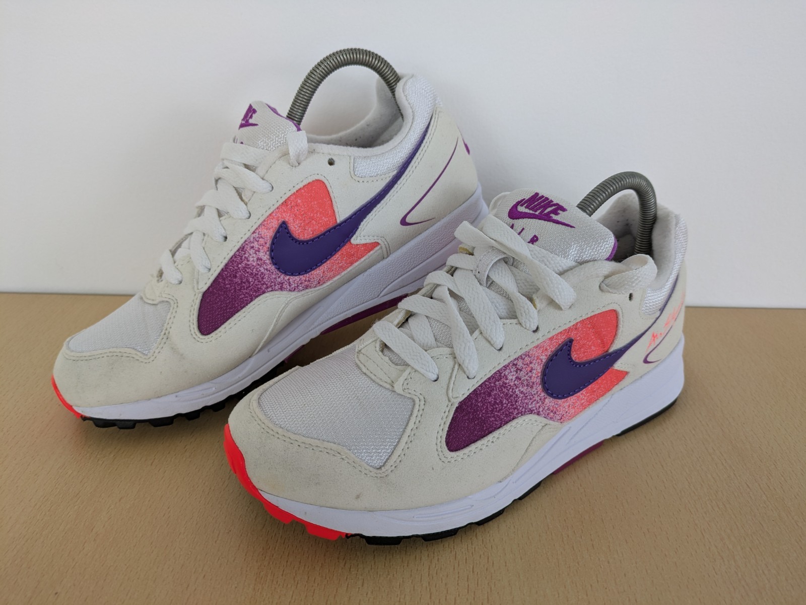SAOLA Nike Air scarpe da ginnastica donna UK4 Skylon 2 tessuto rosso solare e bianco stringate ottime con