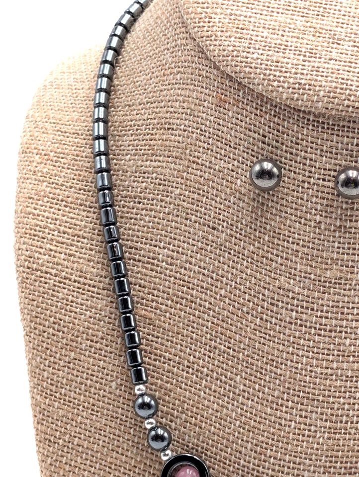 Ожерелье с розовым кошачьим глазом из гематита и стекла с простыми серьгами-гвоздиками - Изображение 3 из 4