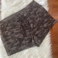 NWT Athleta Camo Farallon Shorts Size 26 Plus Pull On with Pockets New