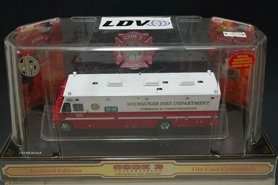 CODE 3 MILWAUKEE FIRE COMMAND & COMMUNICATION DEPARTMENT LE. 1/64 DIE CAST MIB - Image 2 of 4