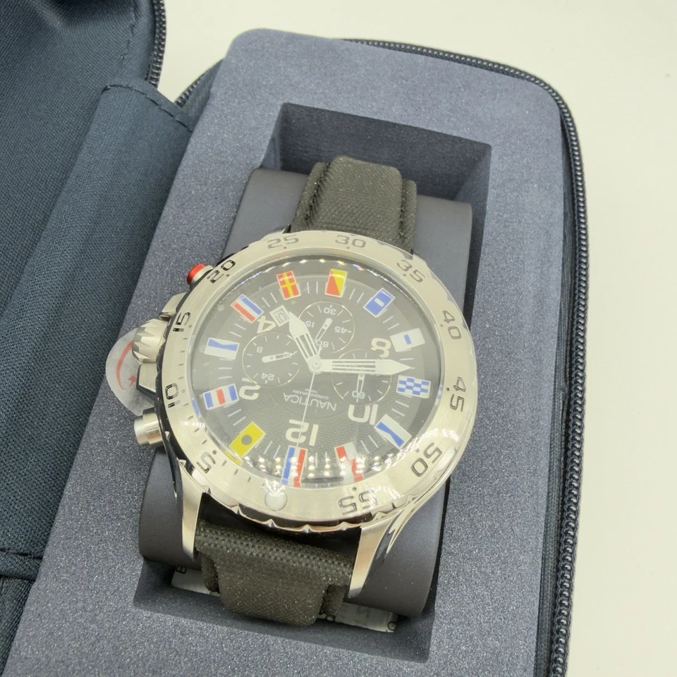 Reloj de cuarzo Nautica para hombre 'NST 12 FLAGS' con correa de goma N16553G Foto 2 de 4