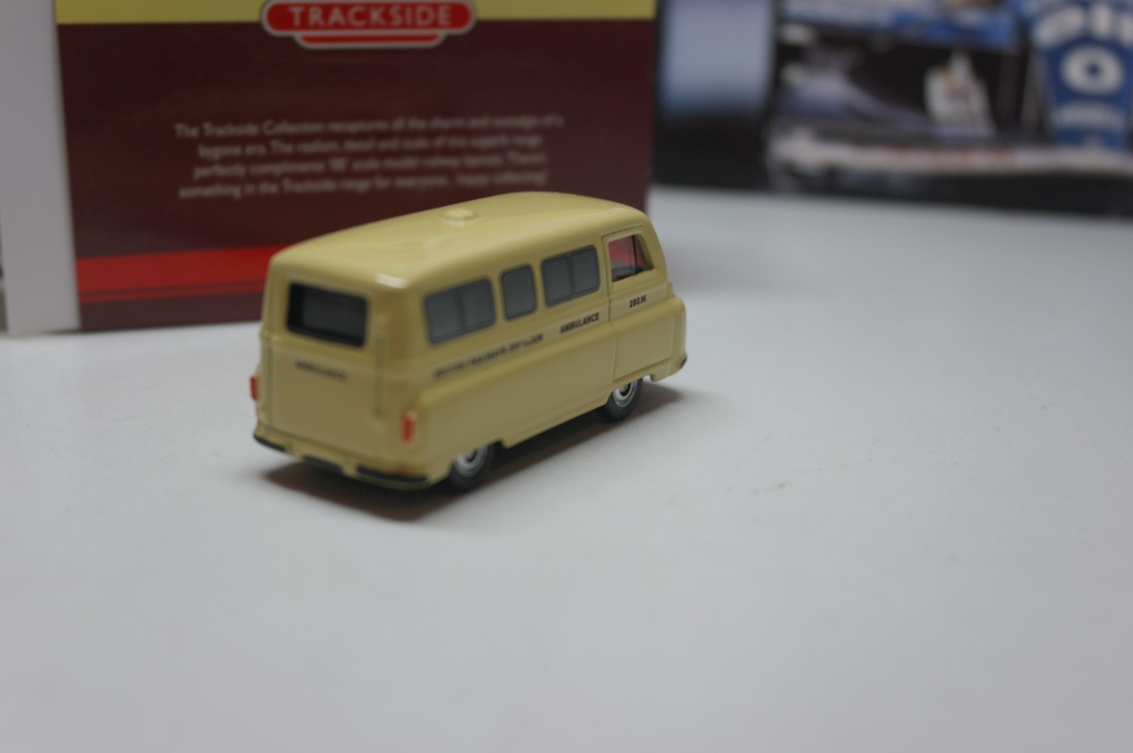 CORGI TRACKSIDE - AUSTIN J2 AMBULANCE SWINDON - 1/76 SCALE / 00 GAUGE DG202000 thumbnail 7