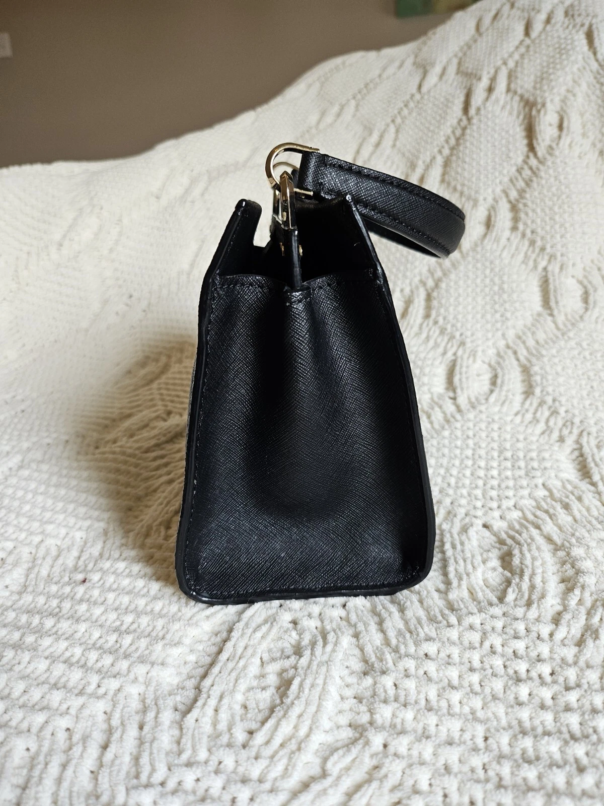 Kate Spade Cameron Street Sarah piccola borsa a tracolla nera in pelle saffiano