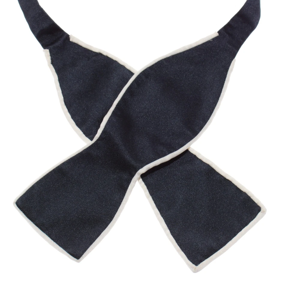 Pajarita autoatada nueva sin etiquetas de Italo Ferretti talla ajustable azul marino con ribete blanco seda Foto 2 de 4