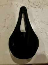 Fizik Argo Vento R1 140mm Saddle, Carbon Rail - Black