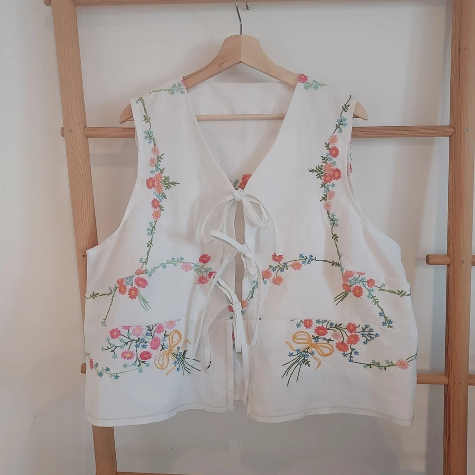 Handmade front tie top reworked vintage embroidered linen tablecloth 18/20 - Image 2 of 4