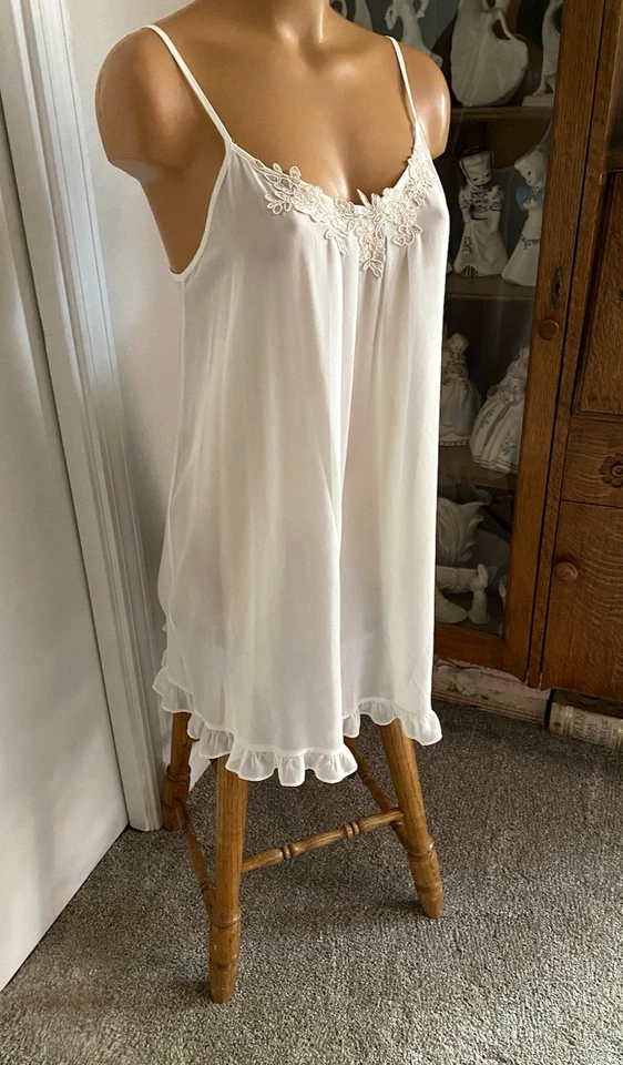 GILLIGAN & O'MALLEY WHITE W/ LACE APPLIQUE & RUFFLE TRIM SHORT NIGHTGOWN SZ S - Image 3 of 4