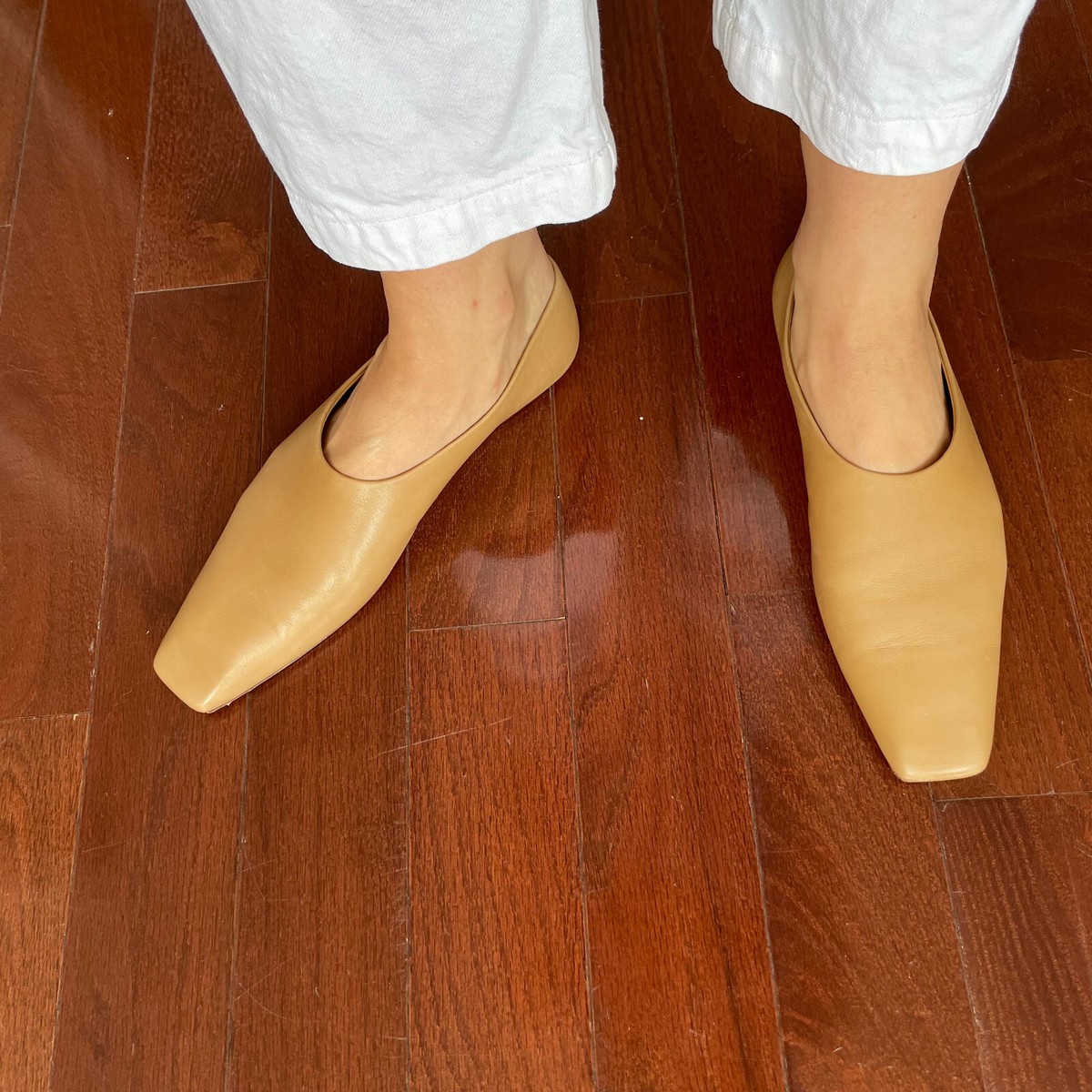 靴 THE ROW SQUARE TOE PUMP THE ROW Square Toe Flat Pump Leather Flats in Camel Size 37