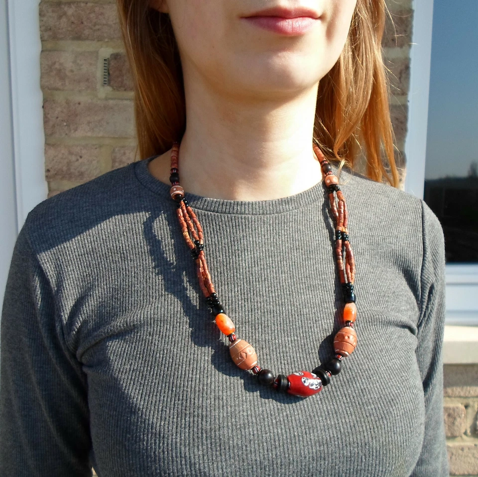 Collier ethnique africain unisexe rouge et noir 3 rangs de bauxite superposés - Photo 2/4