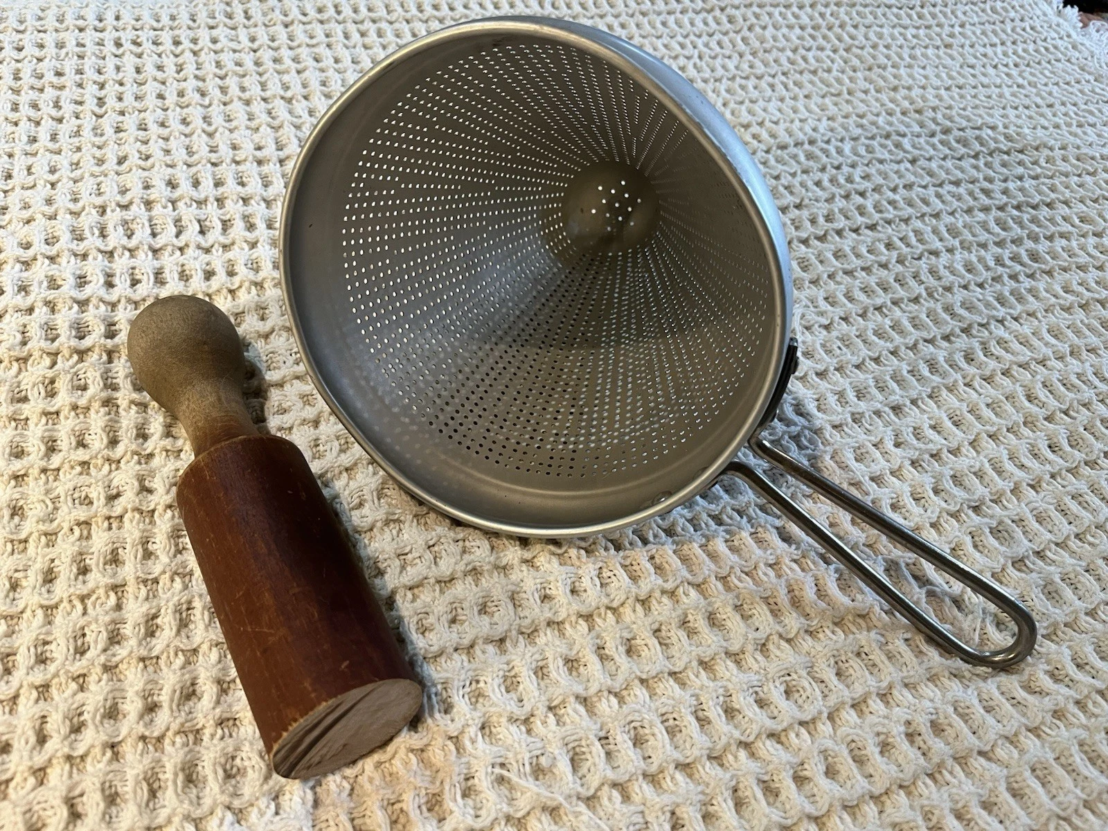 VTG Aluminum 9” Sieve Strainer Colander W/ Handle & Wooden Pestle