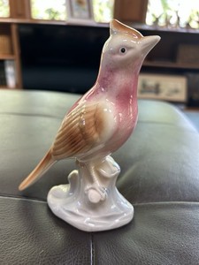 🐤Royal Copley Pink/Red Bird brown tail Lovely 6” Tall￼