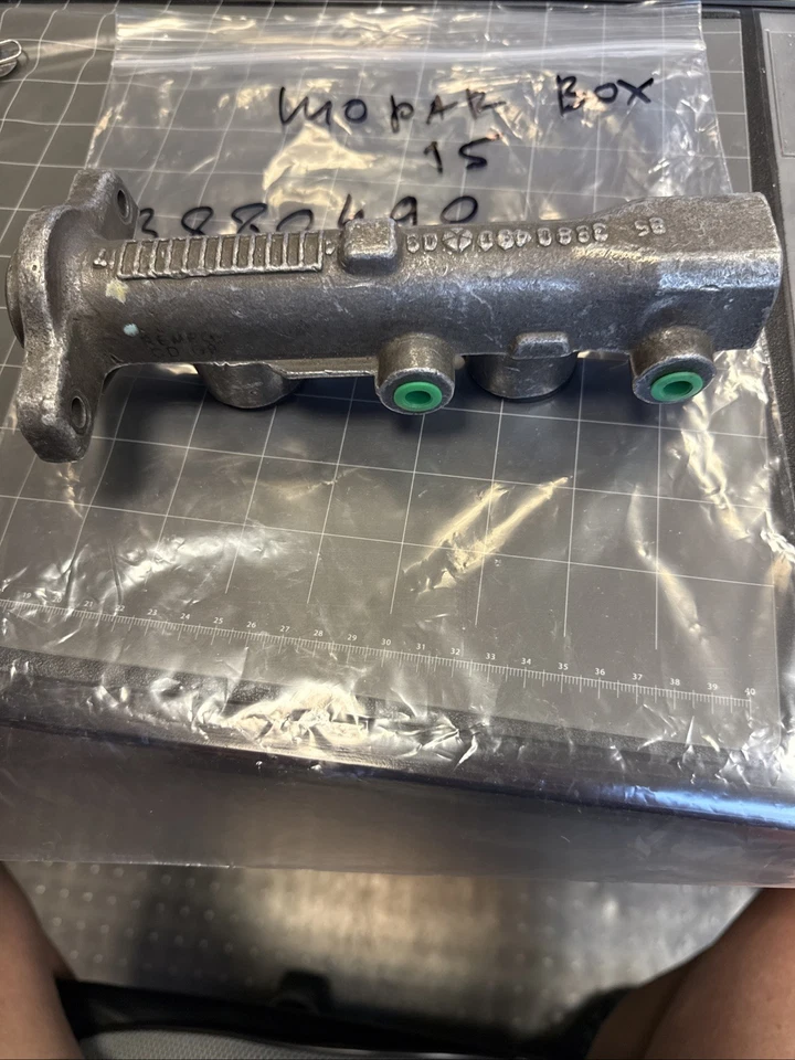 Chrysler/Mopar Master Cylinder 4509602 NOS - Caja abierta, estampado 3880490 Foto 3 de 4