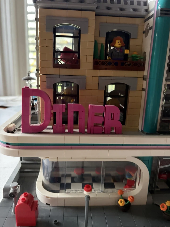 LEGO Modular Buildings 10260 Downtown Diner, foto 2 di 5