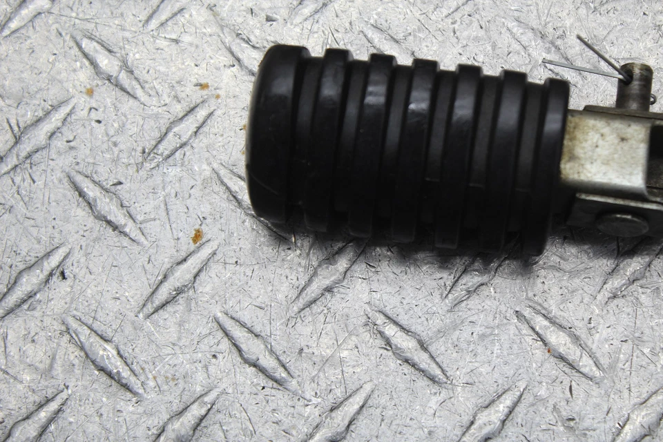 1981 YAMAHA MX80 LEFT RIGHT FOOT RESTS PEGS  - Image 2 of 4