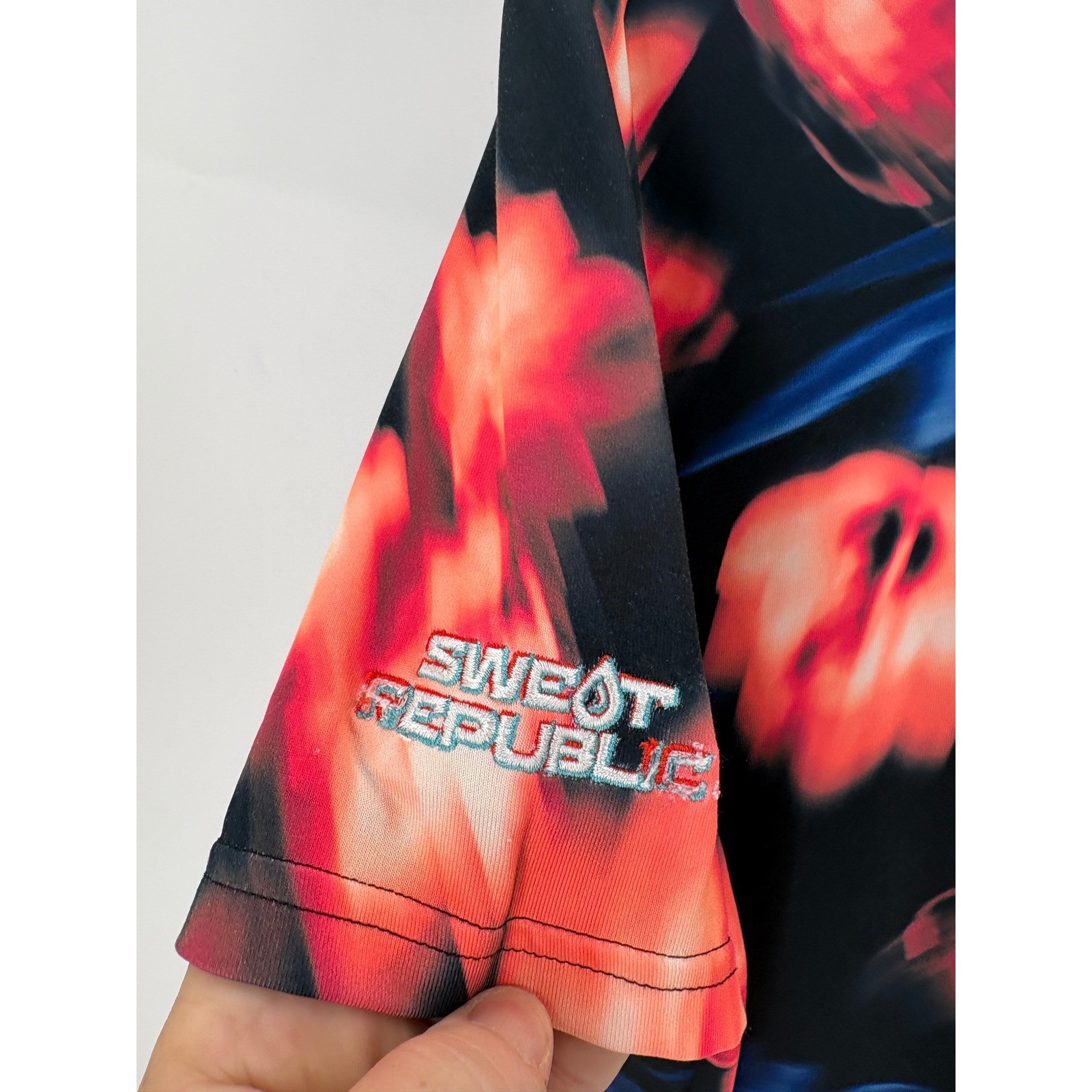 Under Armour Women's Playoff Polo Large Black Red Blue Blurred Floral Golf Shirt thumbnail 5