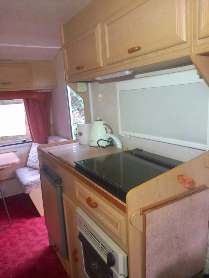 SPRITE SUPER 450c 4 BERTH CARAVAN+ AWNING+NEW TYRES+NEW DIESEL HEATING SYSTEM - Image 2 of 4