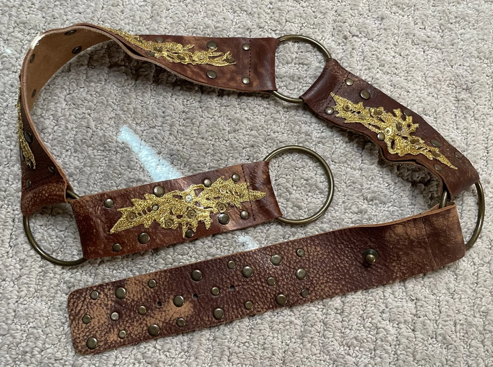 Cinturón Betsey Johnson Cuero Marrón S Lentejuelas Doradas Costuras Latón Tachuelas Ajustables Foto 4 de 4