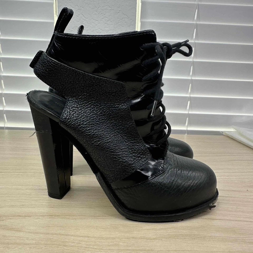 Botas femininas Alexander Wang Shoes EU38 couro pebbled preto com cadarço abertura traseira - Imagem 2 de 4