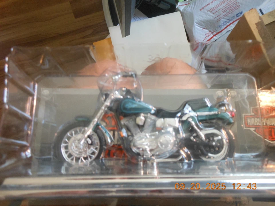 2000 / FXDL DYNA LOW-RIDER / HARLEY-DAVIDSON / MOTOCICLETA DE METAL FUNDIDO A PRESIÓN 1:18 / Foto 4 de 4