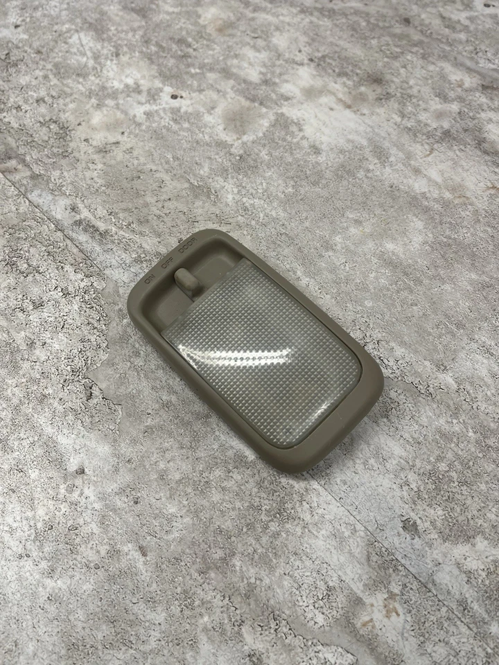 1998-2002 Toyota Corolla Overhead Dome Light Assembly - Image 3 of 4