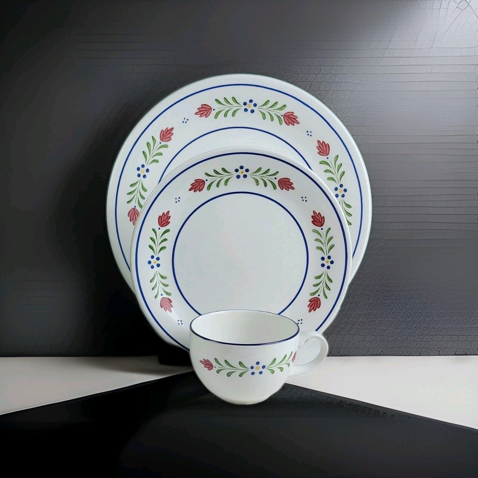 (smooth Edge) Floral Rim, Blue Rings