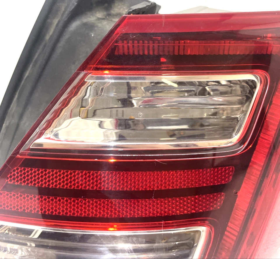 Ford Taurus 2013-2019 luz trasera LED pasajero derecho OEM 2281 Foto 2 de 4