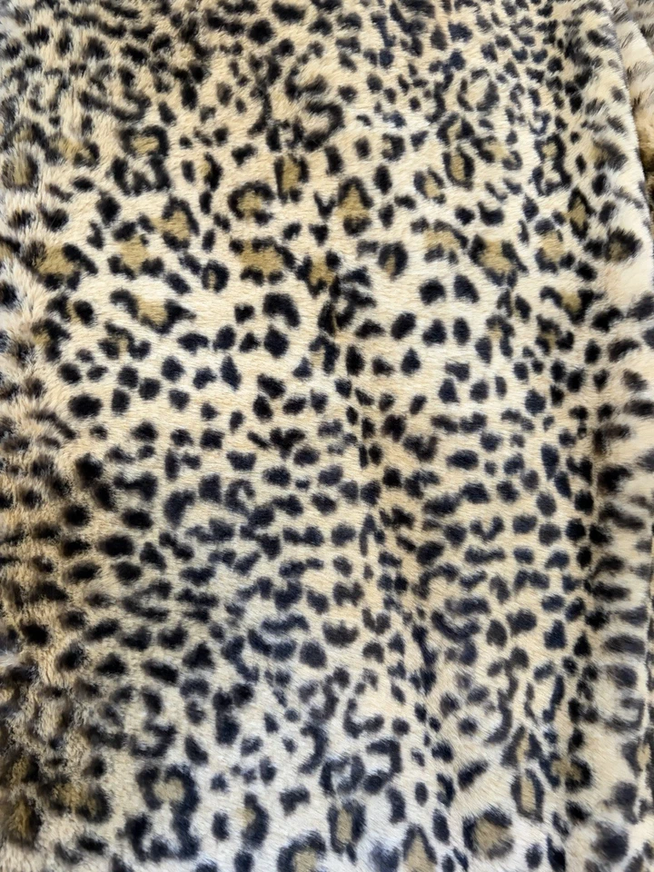 全新带标签蛋糕和羊绒猎豹动物印花人造毛皮毯 50 英寸 x 70 英寸 — 第 3/3 张图片